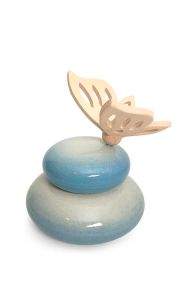 Handgjord babyurna med fjäril av trä