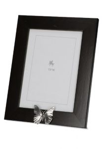 Mörkbrun fotoram urna med silverfärgat fjäril