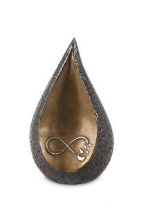 Droppeformad bronsurna 'Infinity' med fjärilar