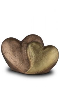 Skulptur och keramiska urna 'Hjärtan'