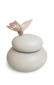 Handgjord keramikurna med fjäril av trä