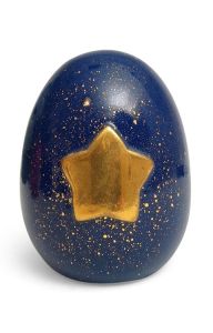 Handgjord urna av keramik med guldstjärna