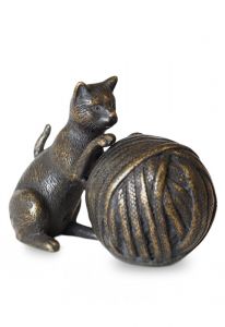 Mini bronsurna katt med boll av ull