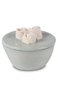 Mini keramikurna grågrön med vita rosor