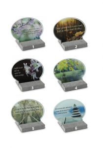 Ovalformad minnessten med glasplatta (olika teman)