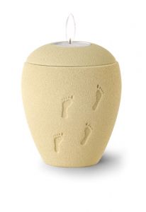 Mini keramikurna med värmeljus 'Fotspår i sanden'