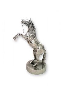 Häst stegrande silvertenn