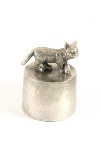 Katt stående med bytet urna silvertenn
