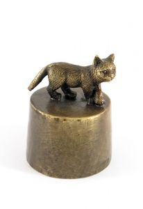 Katt stående med bytet urna bronsfärgad