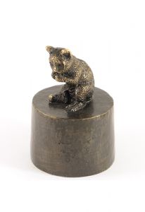 Katt sittande rakt urna bronsfärgad